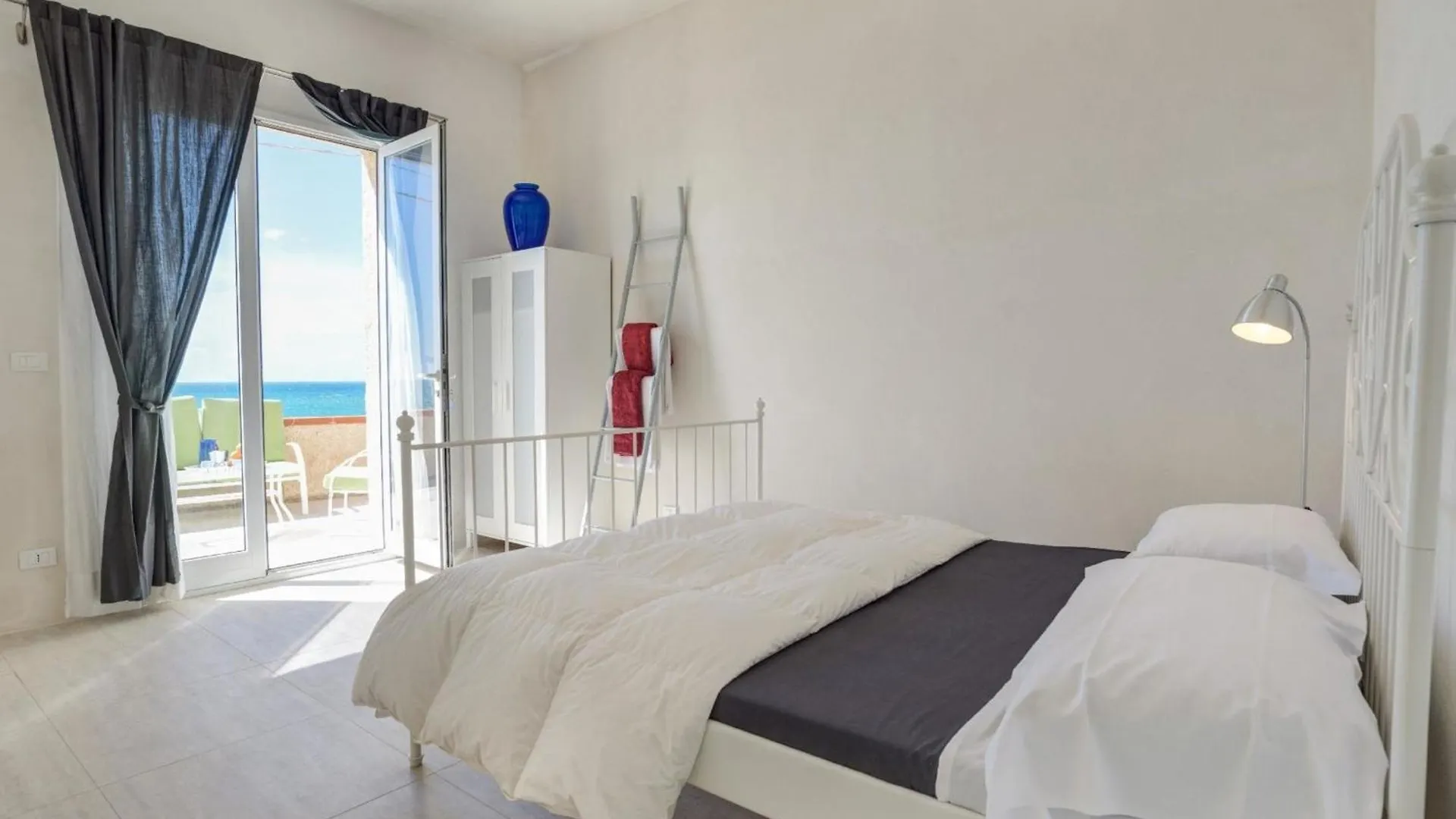 Poseidon, Villa Am Meer Mit Panoramaterrasse Donnalucata